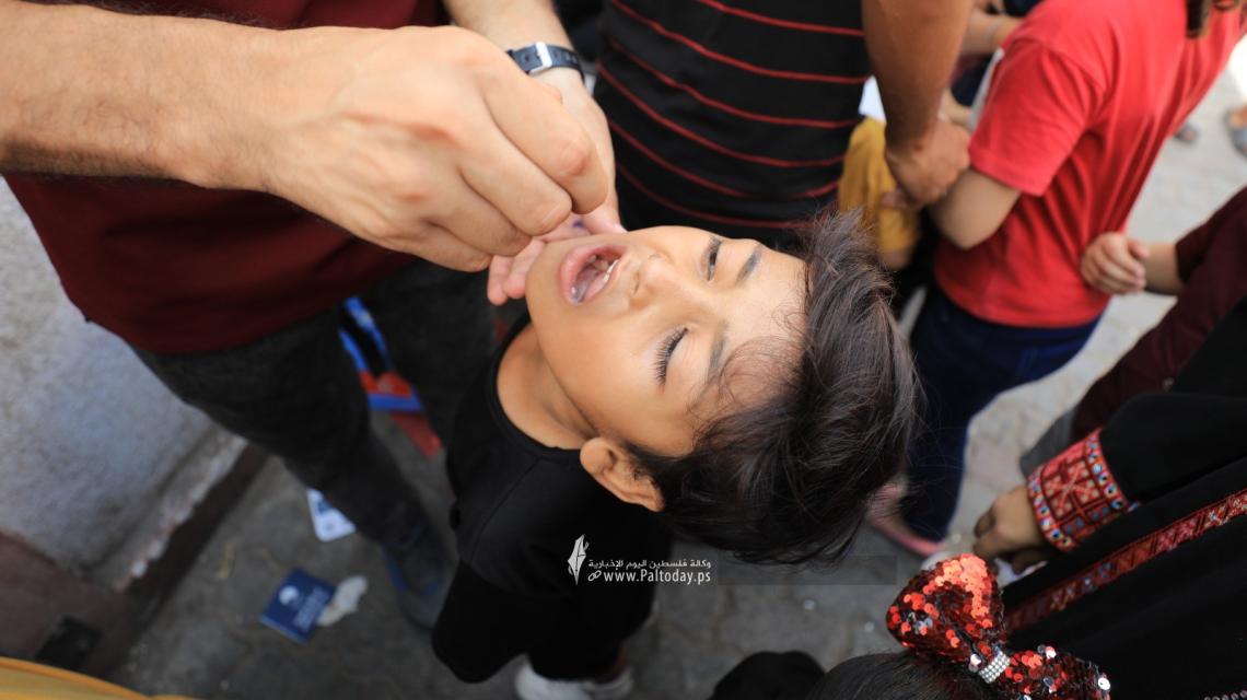 بالصور: بدء حملة التطعيم ضد شلل الأطفال داخل مدرسة أسعد الصفطاوي شمال مدينة غزة