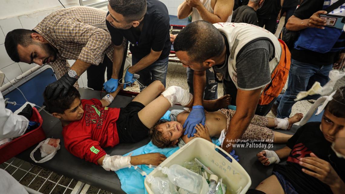 بالصور: إصابات وصلت المشفى المعمدانى بعد قصف الاحتلال لمدرسة للنازحين في جباليا