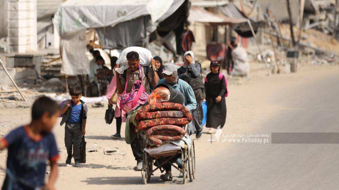 بالصور: نزوح كبير لأهالي شمال قطاع غزة وتجمع المواطنين بالشوارع لعدم وجود اماكن إيواء