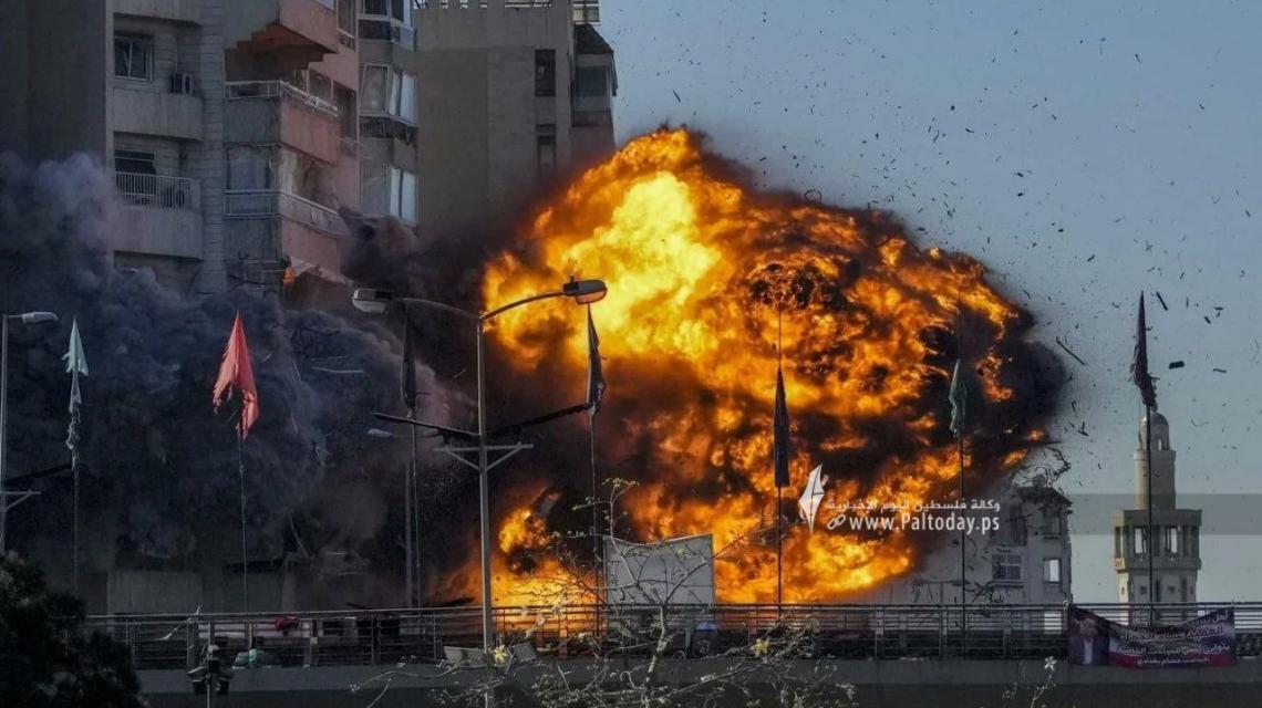 لحظة استهداف صاروخ للاحتلال مبنى بالضاحية الجنوبية لبيروت مخلفاً دماراً واسعاً