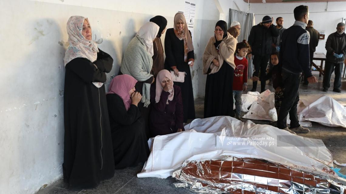 بالصور: وداع 15شهيداً باستهداف منزلين في غزة فجراً