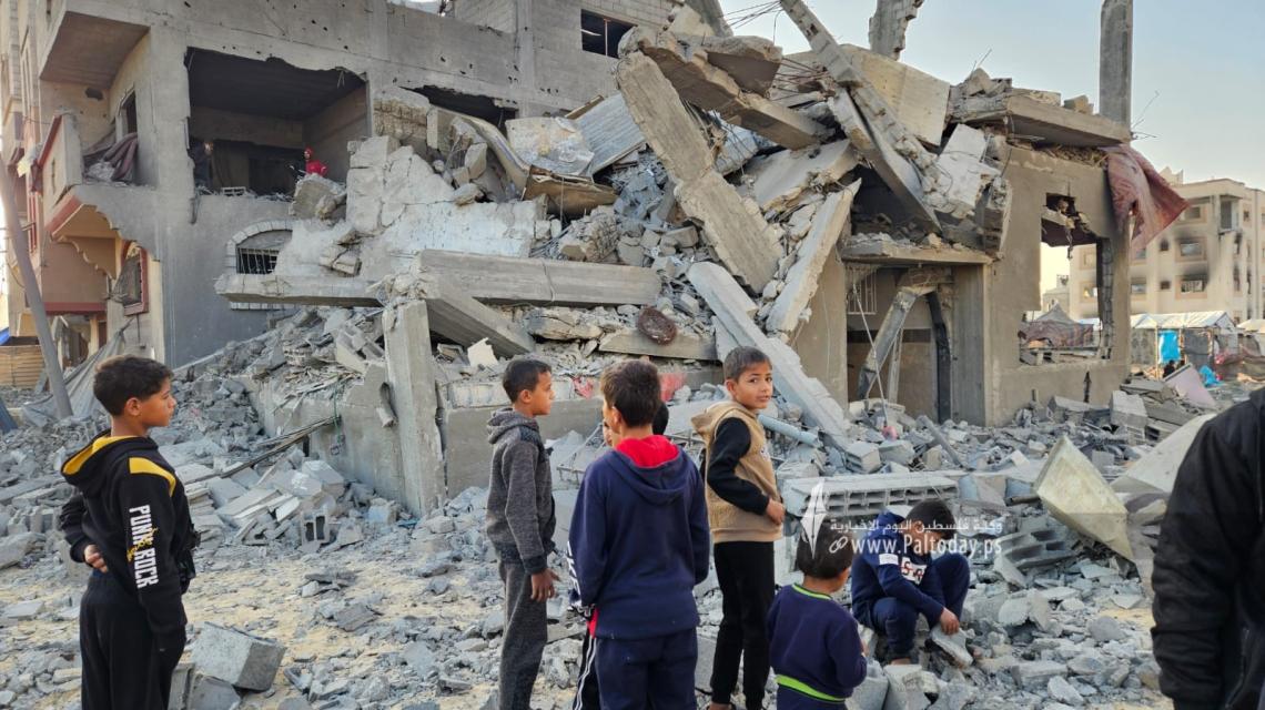 بالصور: الدمار في منزل وخيام النازحين جراء القصف الإسرائيلي فجر اليوم غربي خان يونس
