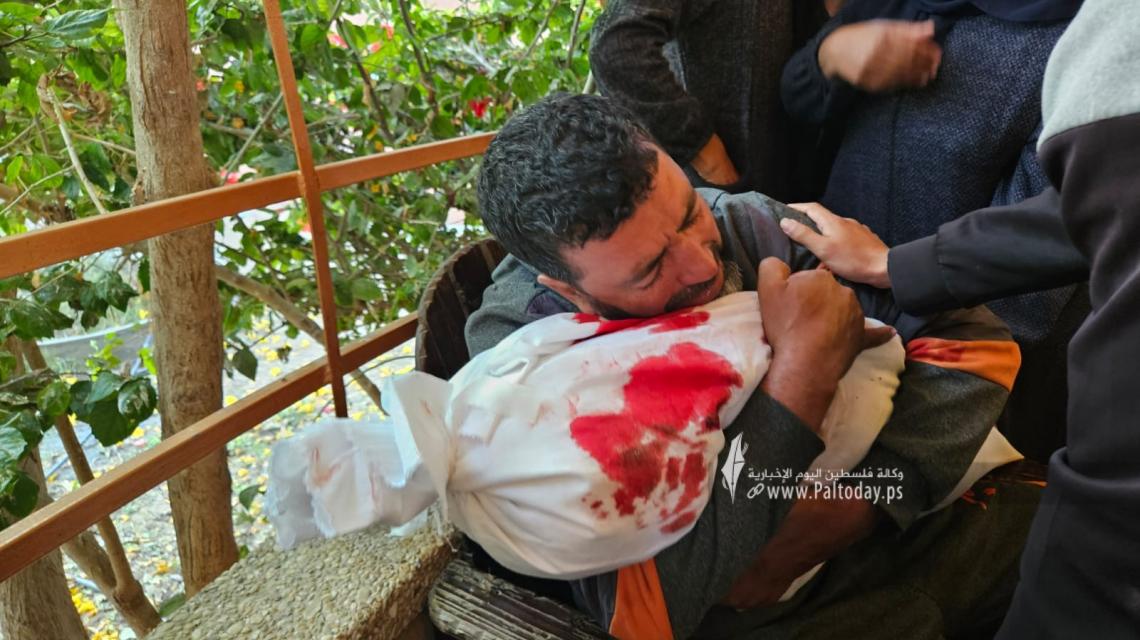 تشييع ٧ شهداء في مجمع ناصر بخان يونس جراء قصف استهدف منزلًا في مخيم خان يونس
