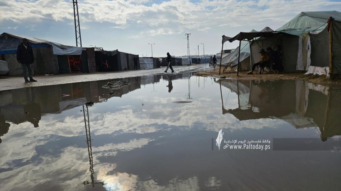 تفاقم معاناة النازحين في مواصي خان يونس جراء المنخفض