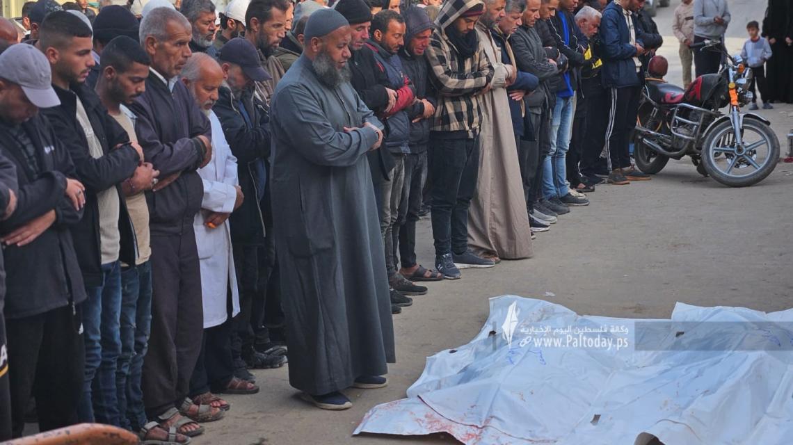 تشييع ٥ شهداء من داخل مجمع ناصر الطبي بمدينة خان يونس جنوبي قطاع غزة