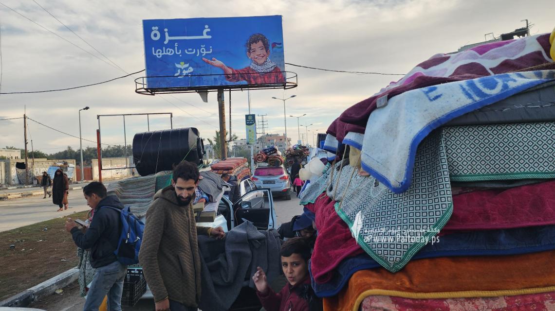 آلاف النازحين من غزة وشمالها يصطفون في طوابير طويلة على شارع صلاح الدين ينتظرون قرارا اسرائيليا بالعودة إلى بيوتهم
