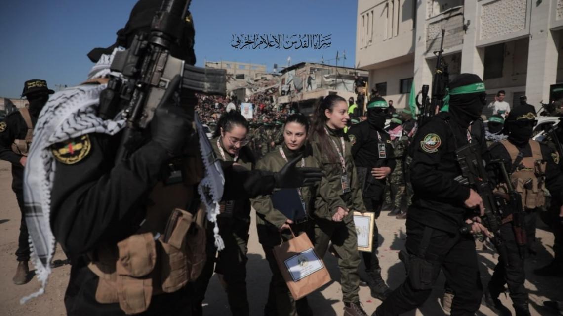 سرايا القدس تنشر صوراً من تسليم الدفعة الثانية من أسرى العدو الصهيوني في قطاع غزة ضمن المرحلة الأولى من "صفقة طوفان الأقصى" لتبادل الأسرى.
