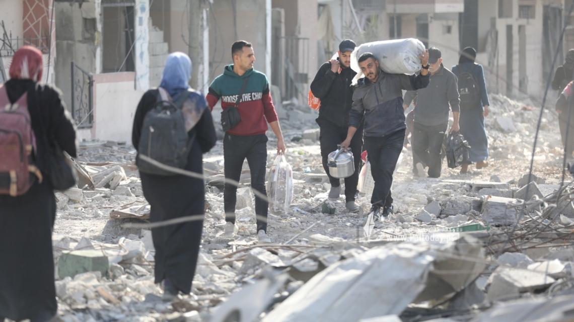 بعد وقف إطلاق النار.. عودة المواطنين لمنازلهم المدمرة في منطقة الصفطاوي شمال غزة