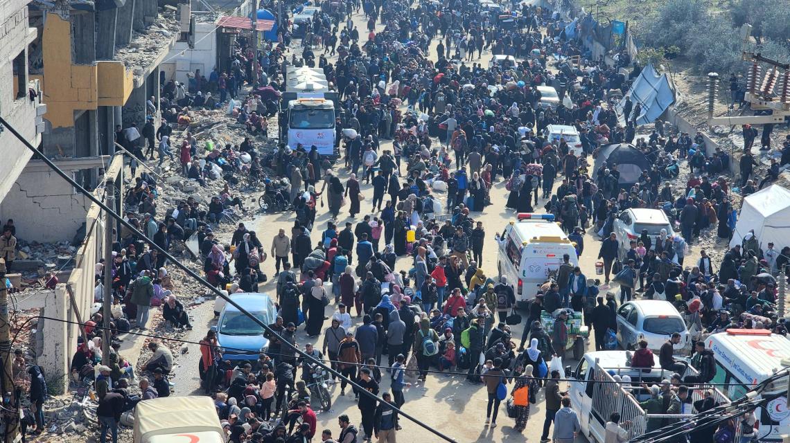 مئات الآلاف من النازحين ينتظرون في منطقة "تبة النويري"  في شارع الرشيد وسط القطاع؛ سماح الاحتلال "الإسرائيلي" لهم بالعودة إلى شمال القطاع