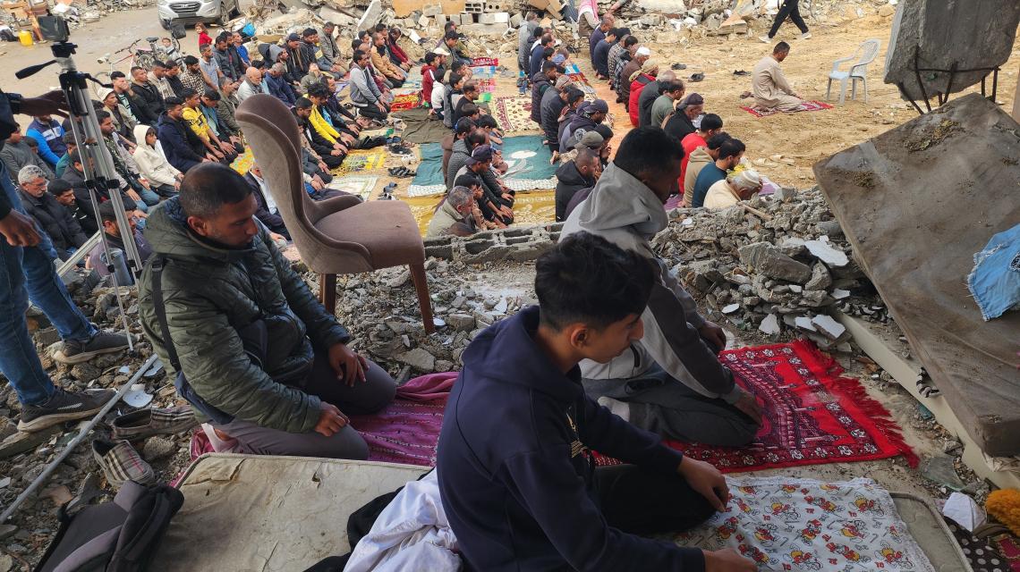 مواطنون يؤدون صلاة الجمعة على أنقاض المنازل بحي الفراحين شرقي خان يونس