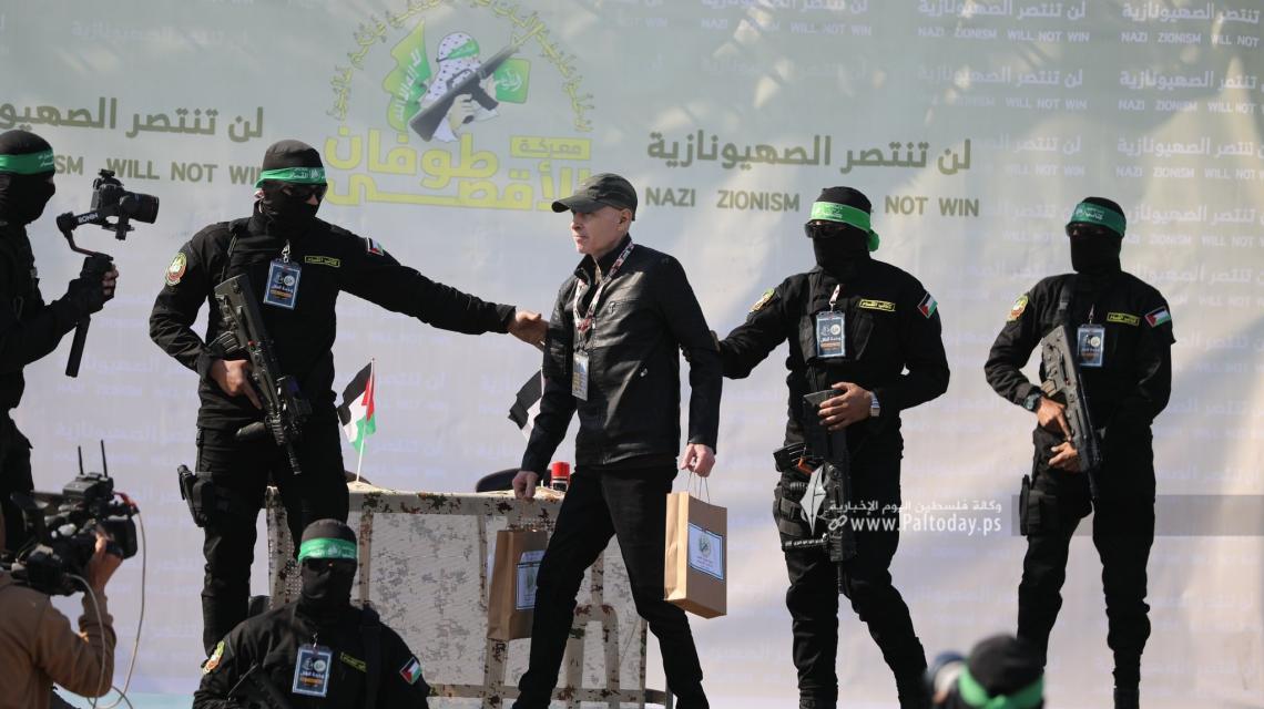 جانب من تسليم المقاومة للمحتجز الإسرائيلي كيث سيغال إلى الصليب الأحمر غرب مدينة غزة