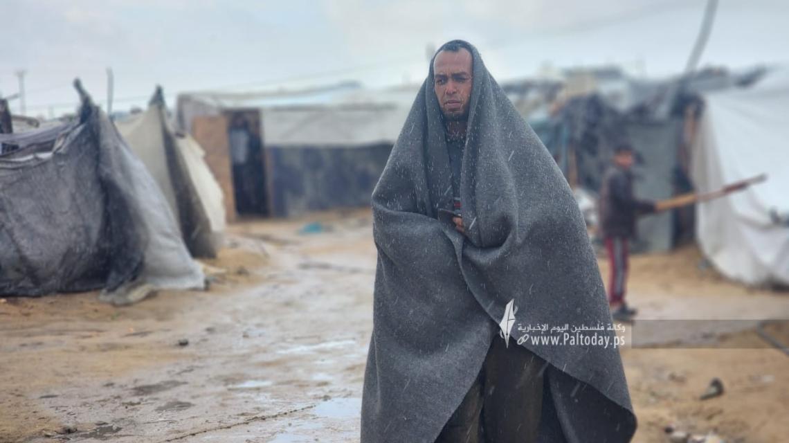 تضرر خيام النازحين في منطقة مواصي خان يونس بفعل المنخفض