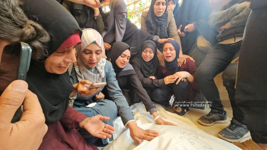 وداع عنصر الدفاع المدني الذي قضى مع 14 آخرين وعناصر من الهلال الأحمر في تل السلطان قبل ستة أيام