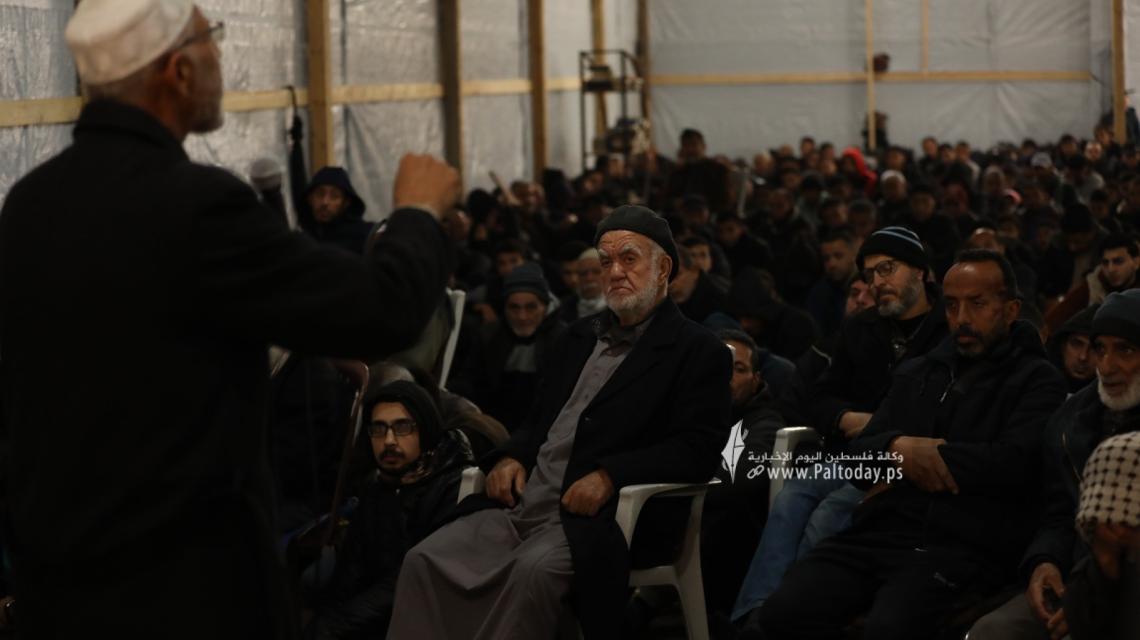 مئات المواطنين يؤدون الجمعة الأولى من رمضان بالمسجد العمري الكبير في مدينة غزة