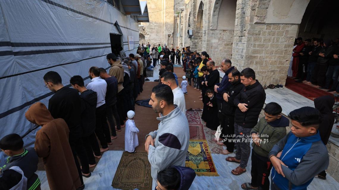 صور صلاة عيد الفطر السعيد ف المسجد العمرى بمدينة غزة