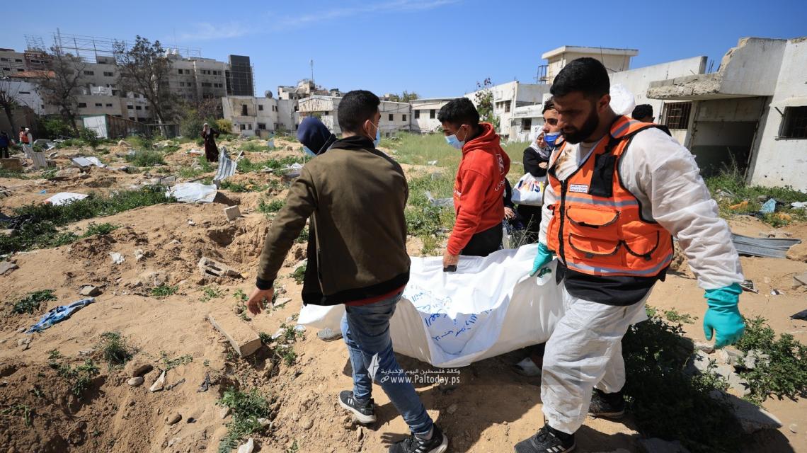 عدسة فلسطين اليوم تشهد إجراءات نقل رفات الشهداء من مجمع الشفاء الطبي