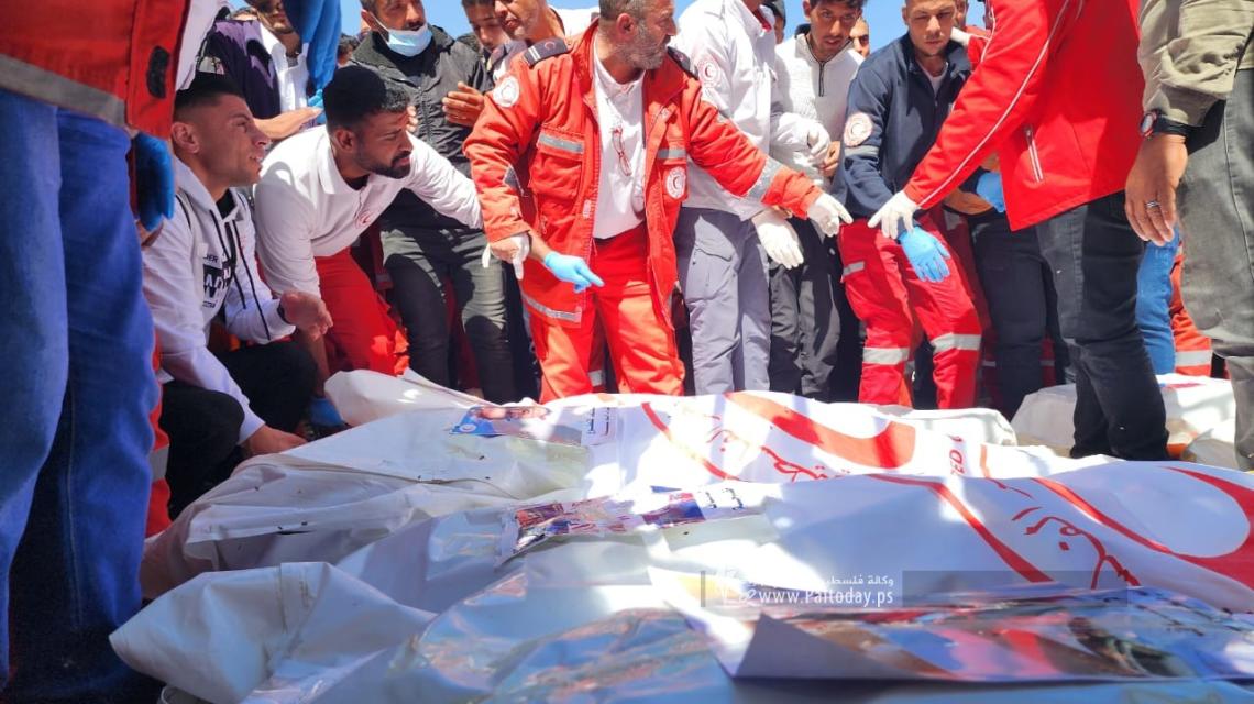 بمشاركة جماهيرة كبيرة.. خانيونس تشيع شهداء الهلال الأحمر صباح اليوم
