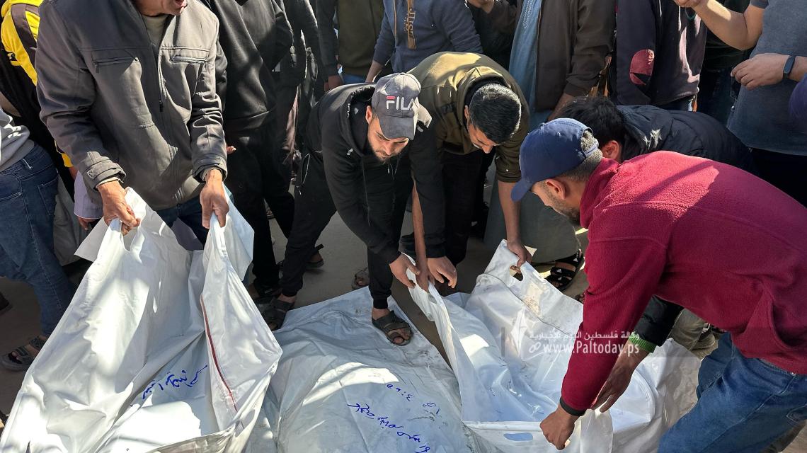 عدسة "فلسطين اليوم" توثق وداع شهداء عائلة الفرا الذين ارتقوا بقصف منزلهم في خانيونس