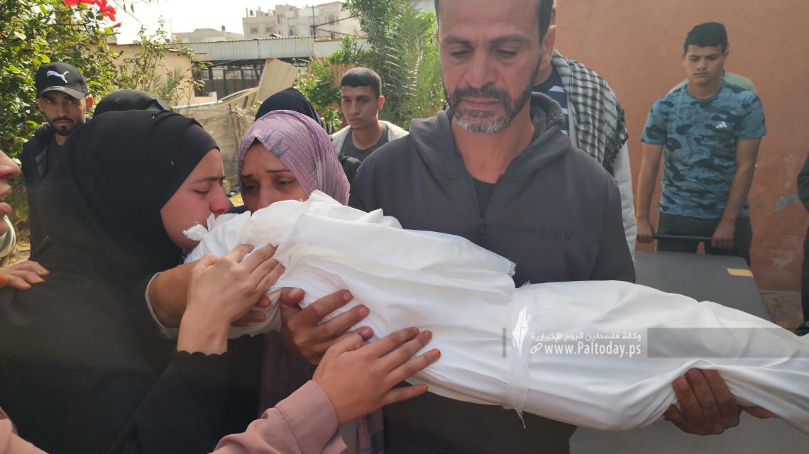 وداع 8 شهداء بينهم طفل بقصف الاحتلال مجموعة من المزارعين بحي السلام جنوب شرق خانيونس