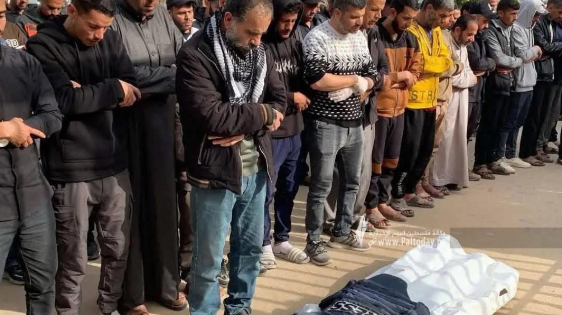 وداع الشهيد الصحفي حلمي الفقعاوي الذي ارتقى بجريمة قصف الاحتلال لخيمة الصحفيين في مجمع ناصر الطبي بخانيونس