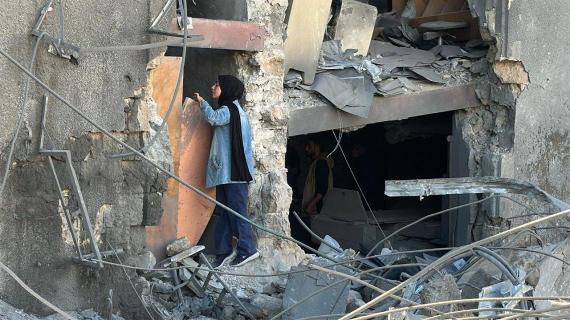 مشاهد من الدَّمار الَّذي خلَّفه قصف الاحتلال على مستشفى المعمدانيِّ وسط مدينة غزَّة فجر اليوم.
