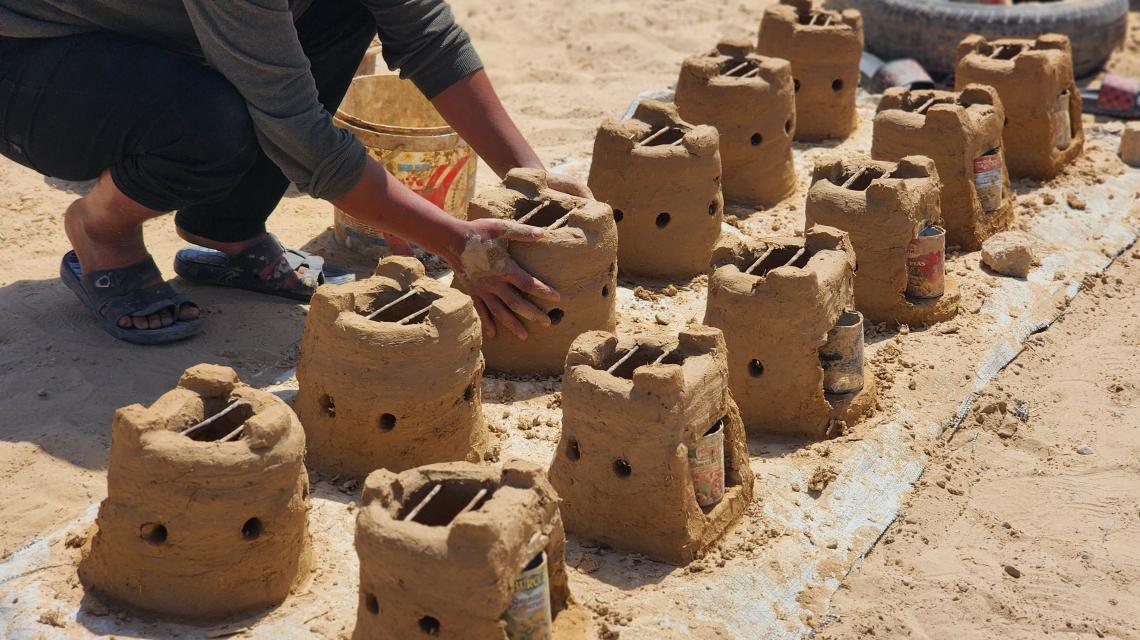 صناعة أفران الطين في ظل أزمة غاز الطهي بعد إغلاق المعابر