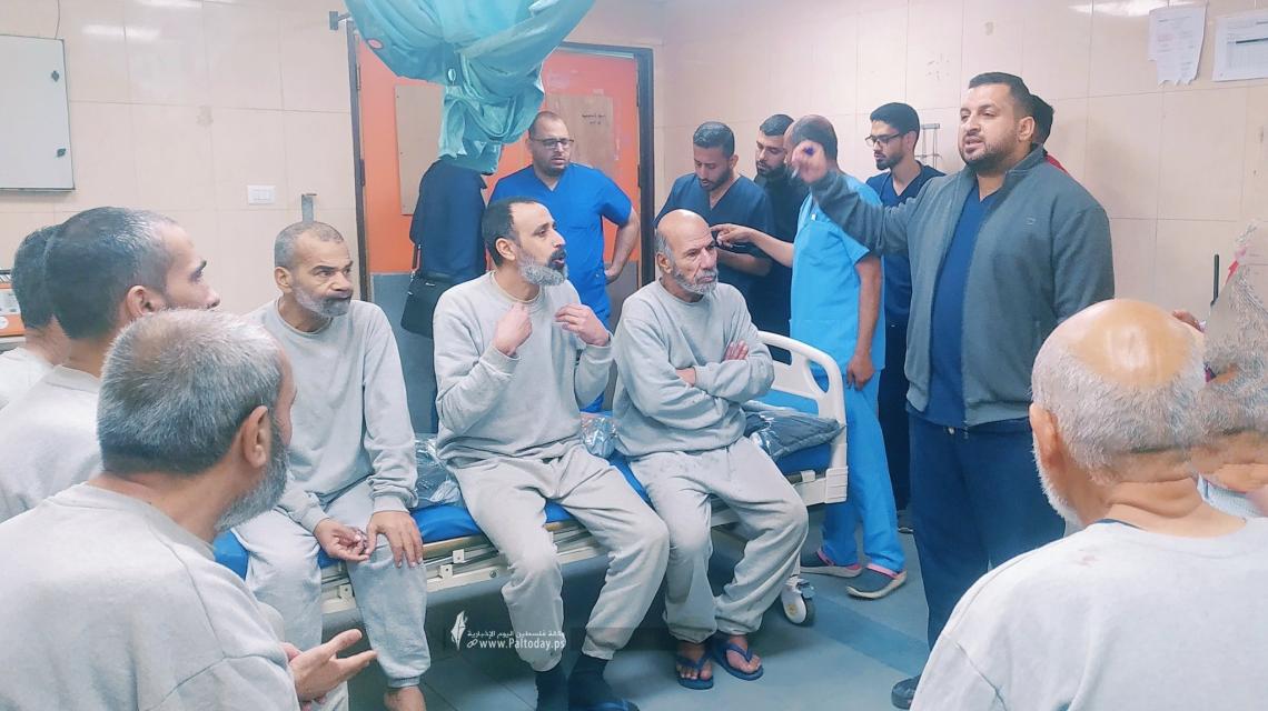 وصول 10 أسرى مُفرج عنهم من سجون الاحتلال لمستشفى شهداء الأقصى