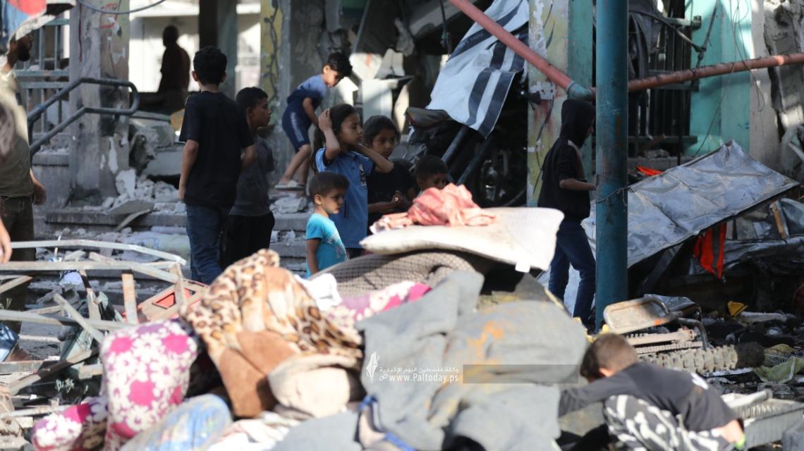 آثار القصف على مدرسة فهمي الجرجاوى بغزة ووداع الشهداء في المشفى الأهلي العربي
