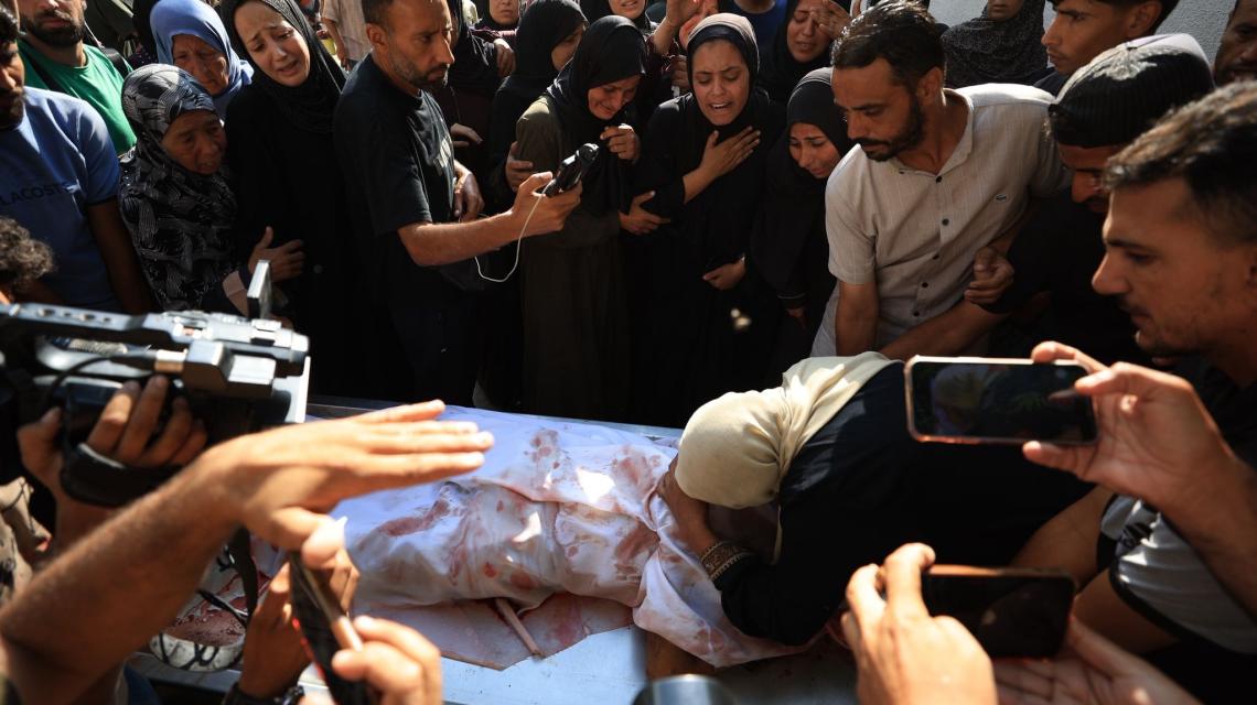 وداع شهداء عائلة أبو جراد فى مشفى الشفاء بغزة