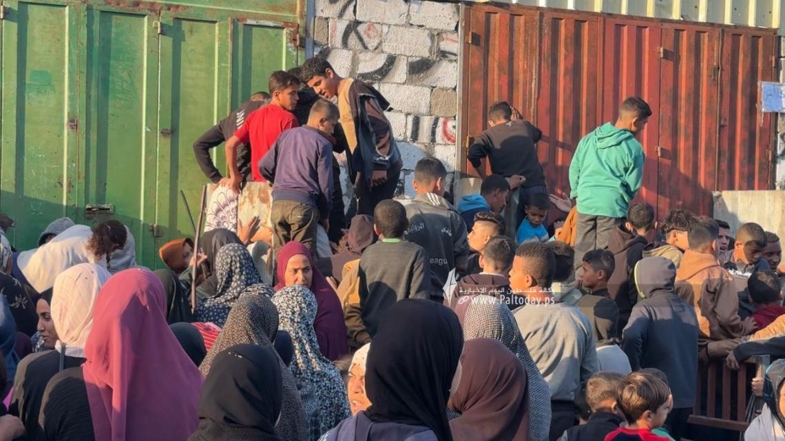 انتظار المواطنين بغزة أمام مركز توزيع للخبز
