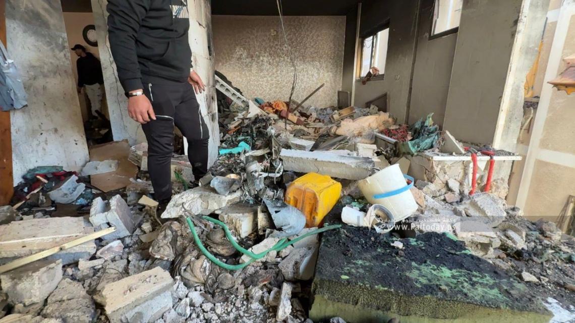 جانب من الدمار إثر قصف الاحتلال شقة سكنية لعائلة الاطبش غرب مدينة غزة