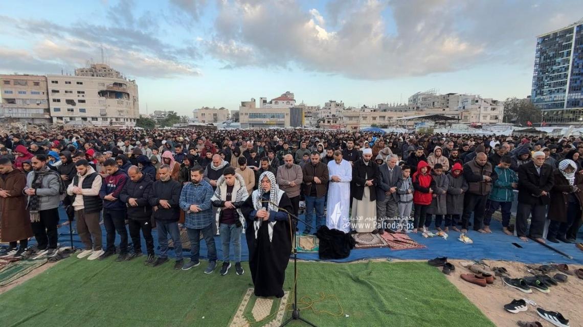 صلاة عيد الفطر المبارك فى ساحة السرايا بمدينة غزة