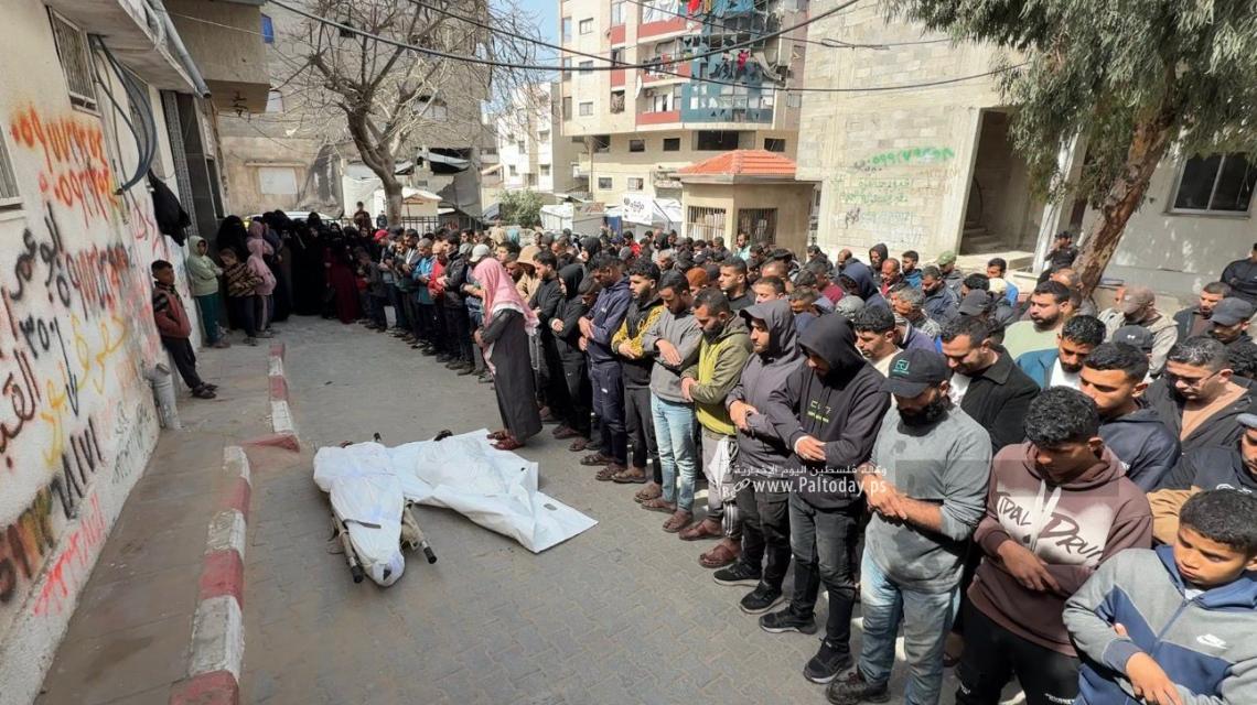 وداع 4 شهداء بمجمع الشفاء بعد غارات إسرائيلية شرق مدينة غزة