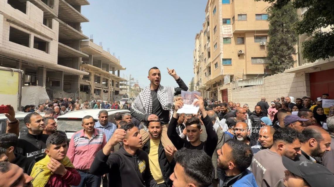 عشرات المواطنين يتظاهرون غرب مدينة غزة رفضاً لقانون إعدام الاسرى