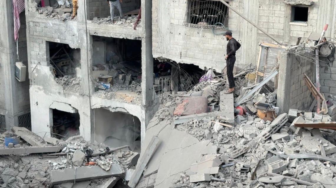 "وكالة فلسطين اليوم" ترصد اثار استهداف الاحتلال لمنزل في مخيم الشاطئ غرب مدينة غزة