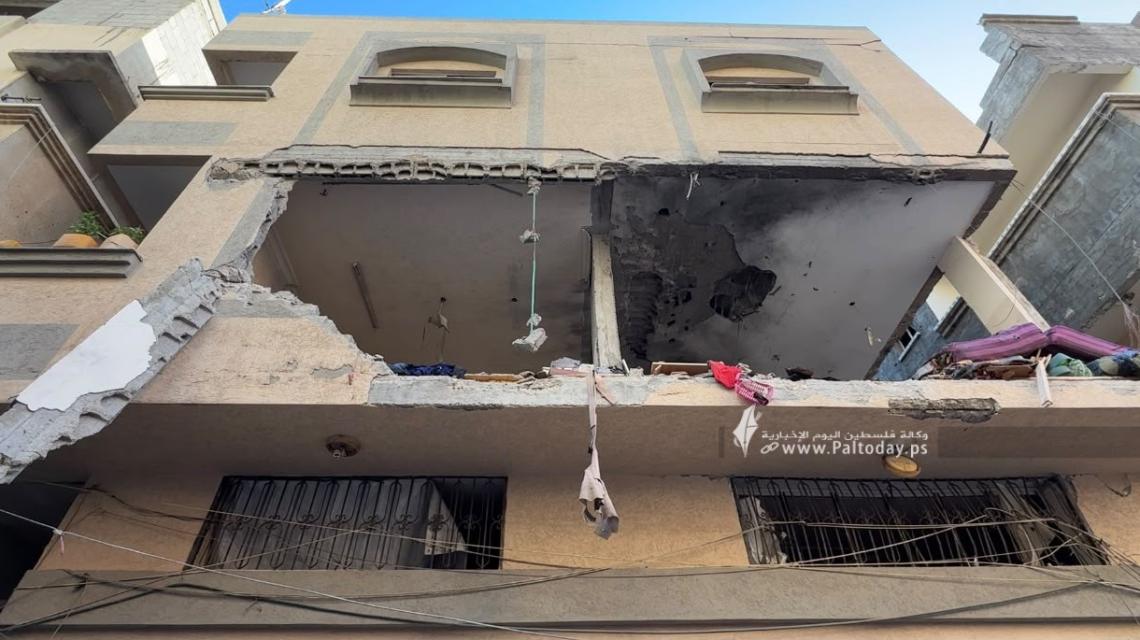 بالصور | آثار قصف شقة سكنية في شارع المغربي بمدينة غزة