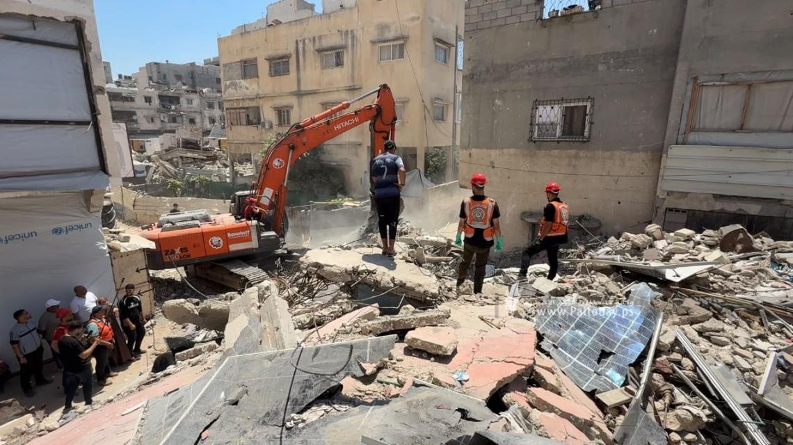 توثيق عملية انتشال جثامين الشهداء من أسفل المنازل التي دمرها الاحتلال في حي الصبرة