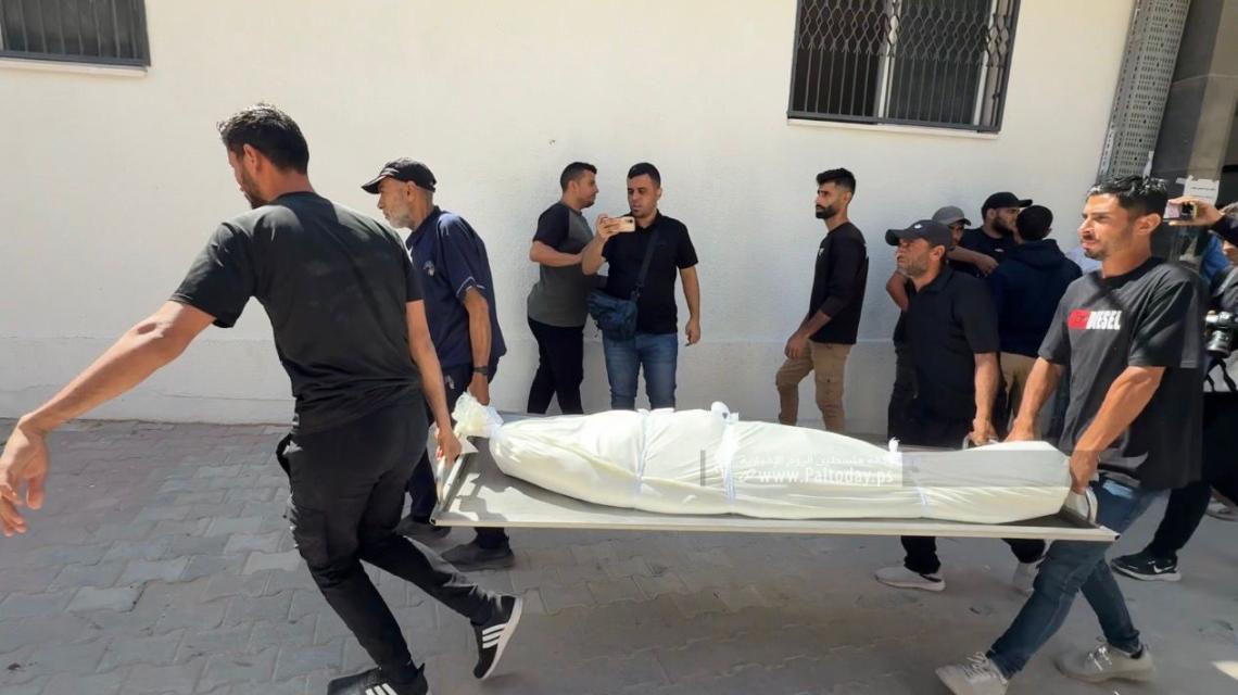 بالصور: تشييع ووداع تسعة شهداء ارتقوا في قصف استهدف أربع شقق سكنية بشكل متزامن بمدينة غزة فجر اليوم