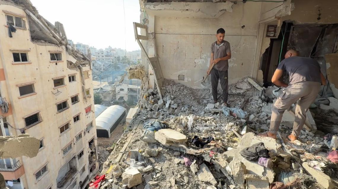 قصف شقة سكنية بمدينة غزة ووداع 8 شهداء بمشفى الشفاء