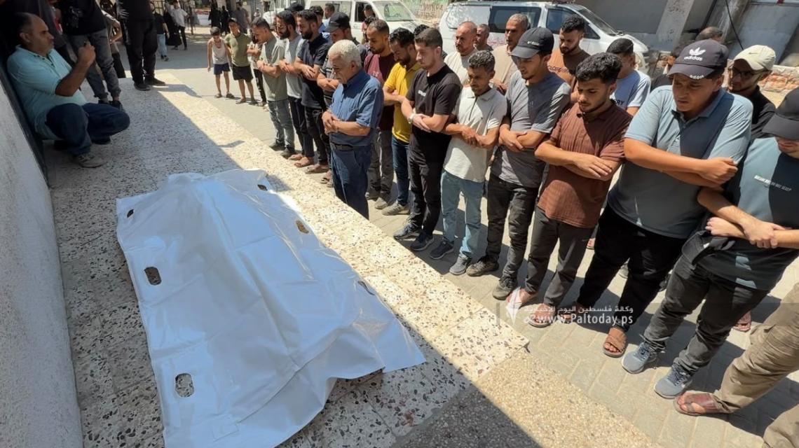 وداع شهيدين جراء غارة "إسرائيلية" استهدفت سيارة مدنية في تل الهوا، غرب غزة.