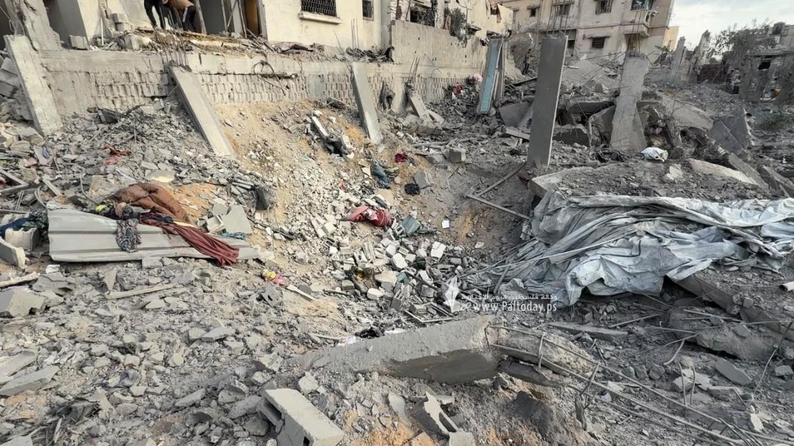 آثار دمار منزل والخيام المحيطة به بعد قصفه بمدينة غزة
