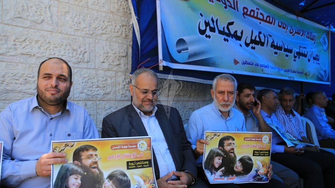 بالصور:خيمة تضامنية وإضراب عن الطعام إسناداً للشيخ خضر عدنان أمام مقر الصليب بغزة