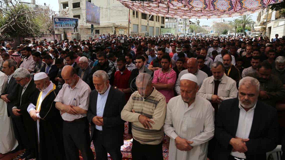 بالصور:الجهاد الاسلامي تقيم صلاة الجمعة امام مقر الصليب الاحمر بغزة تضامنا مع الاسرى في سجون الاحتلال