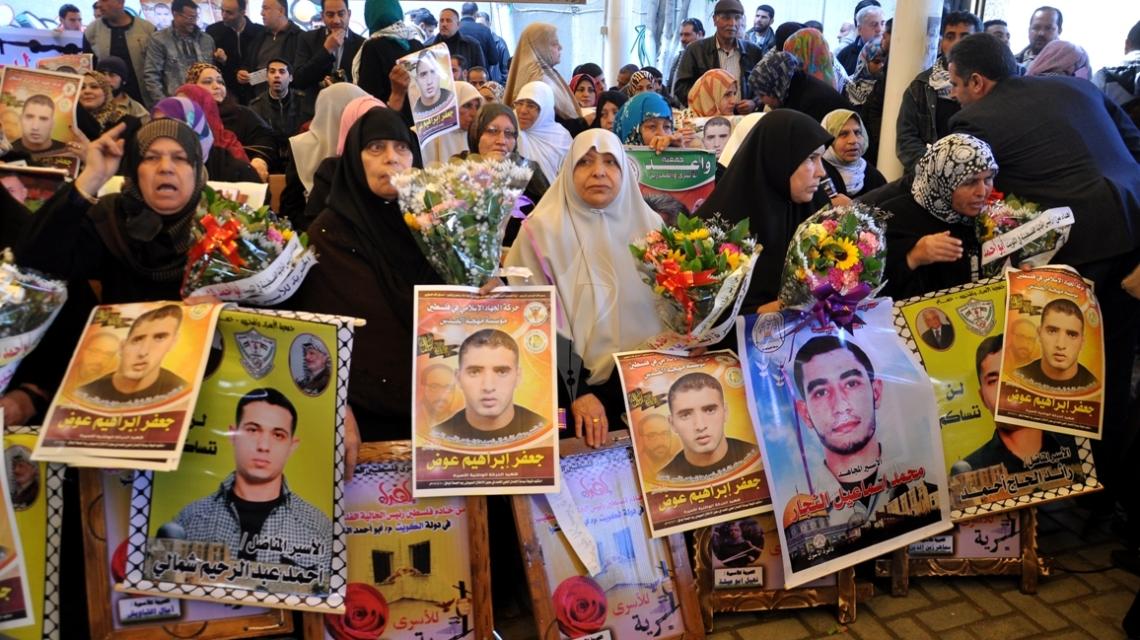 بالصور:اعتصام اهالى الاسرى امام مقر الصليب الاحمر بمدينة غزة