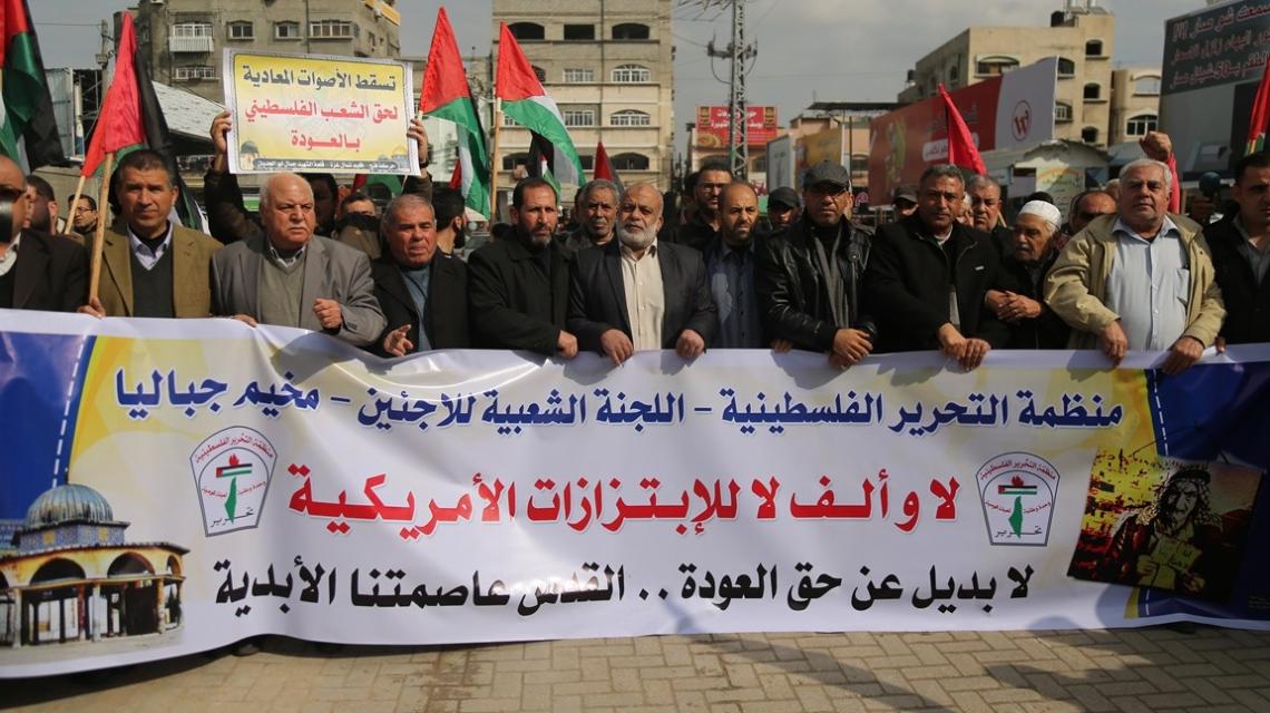 وقفة للفصائل امام مقر الاونروا بمخيم جباليا رفضاً للتقليصات الامريكية