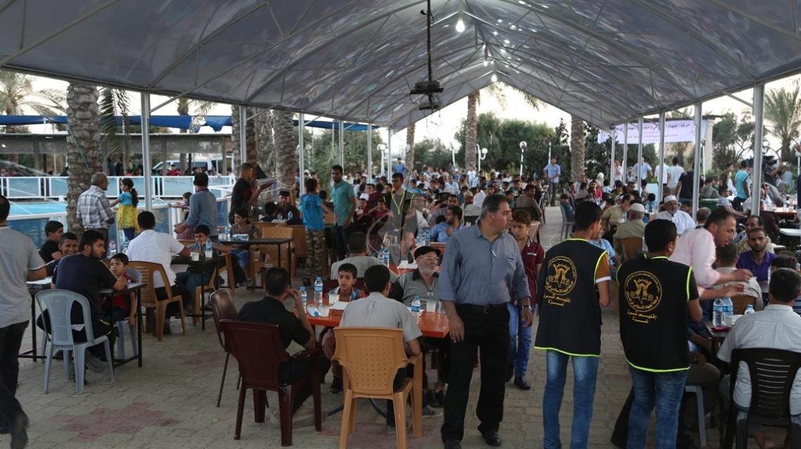 بالصور : حركة الجهاد تقيم مأدبة إفطار لأهالى الشهداء والأسرى فى غزة