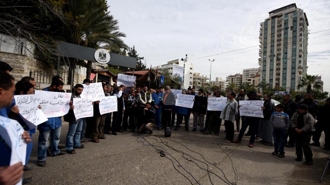 وقفة أمام مجلس الوزراء للمطالبة بصرف رواتب عمال النظافة بمشافي غزة