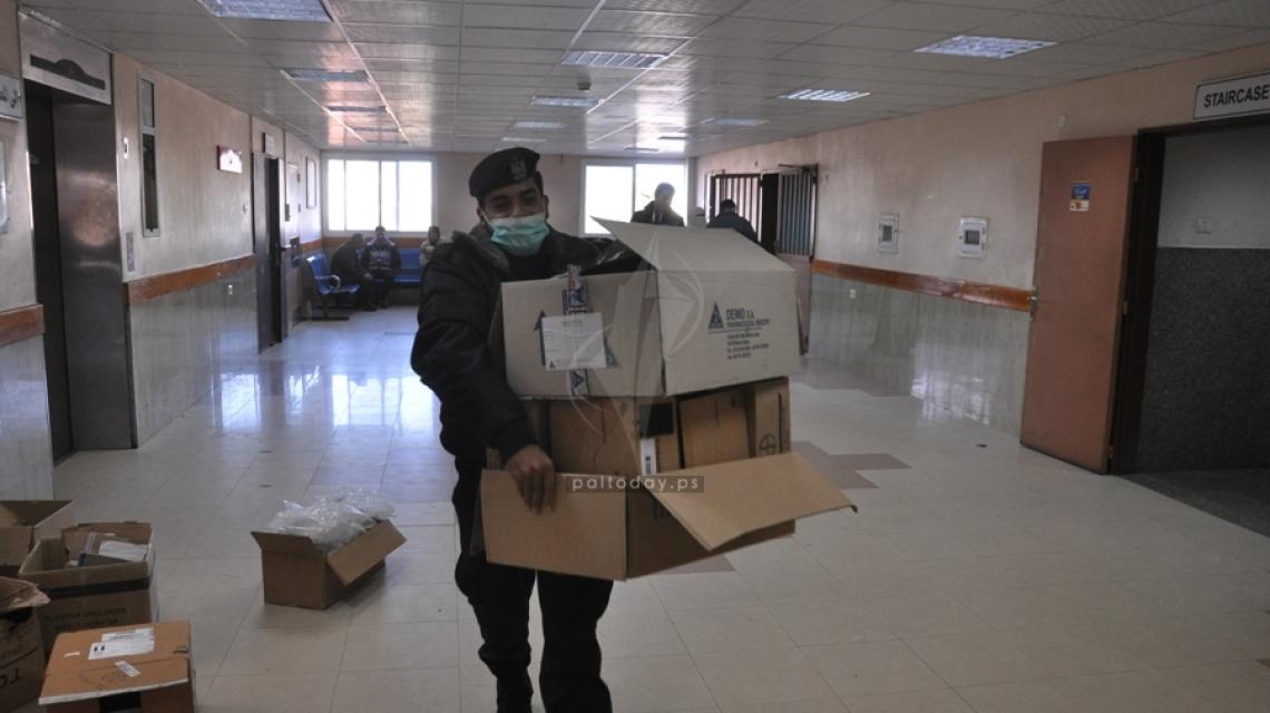 الشرطة الفلسطينية بغزة تقوم بحملة تنظيف لمشافى غزة بعد اضراب عمال النظافة