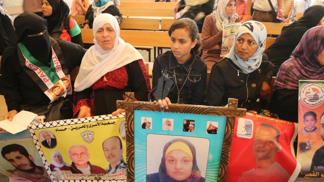 بالصور:اعتصام اهالى الاسرى امام مقر الصليب الاحمر بمدينة غزة