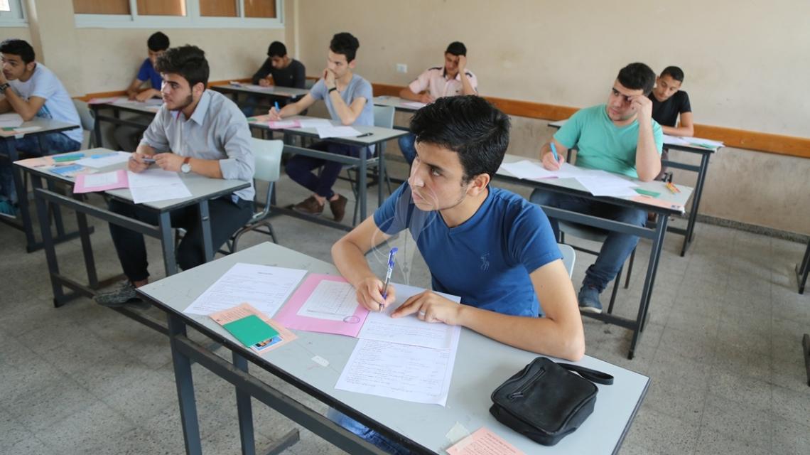 بالصور:عدسة "فلسطين اليوم" ترافق طلبة التوجيهي خلال أدائهم الامتحانات في اليوم الأول
